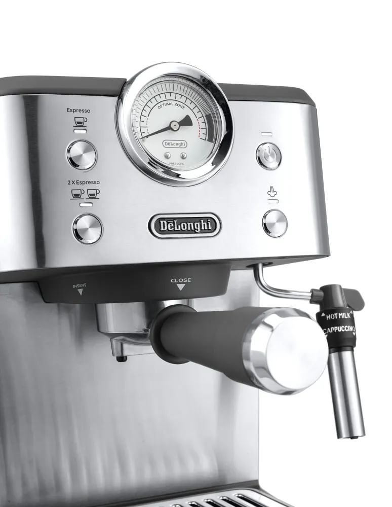 Cafetera DeLonghi de acero inoxidable con manómetro y botones.