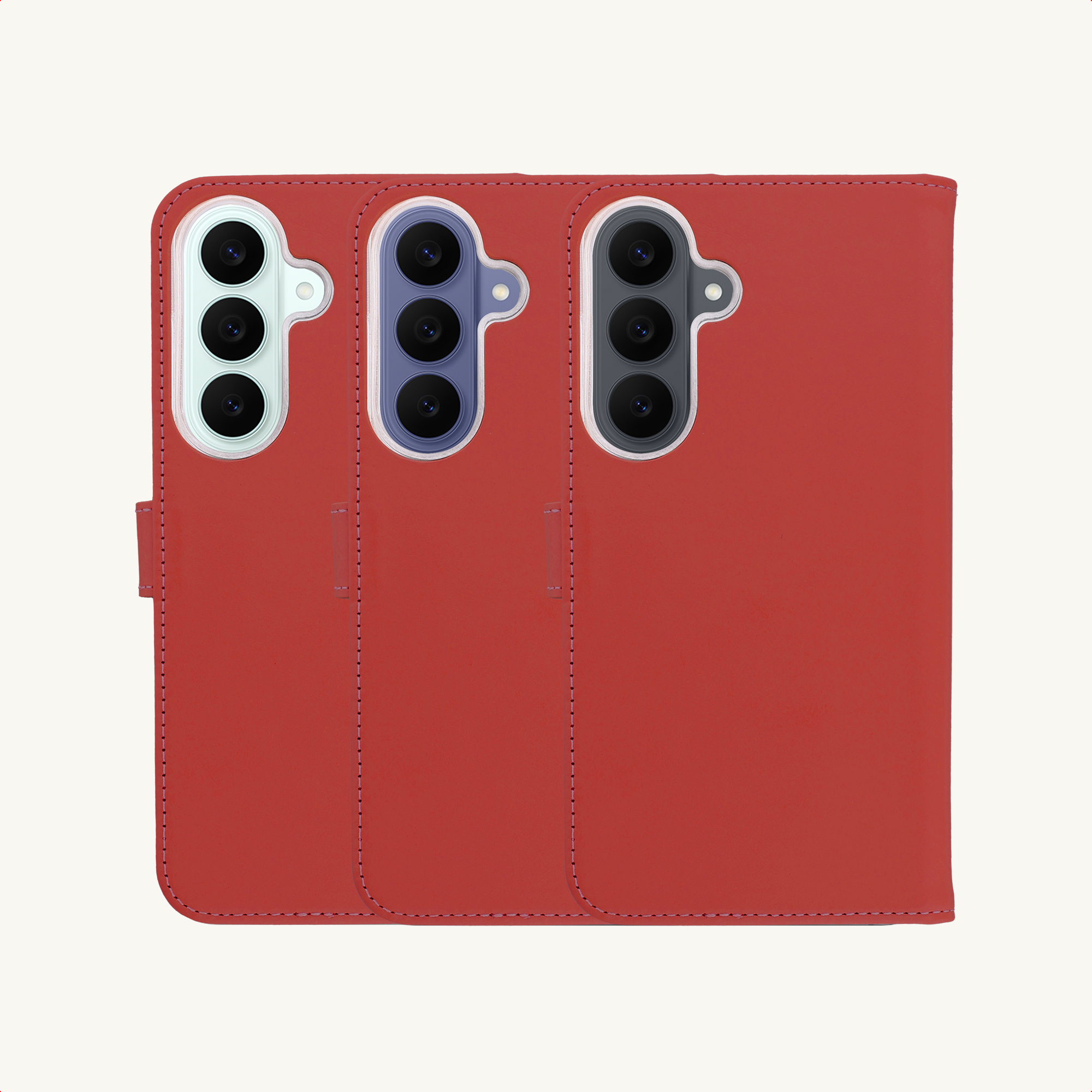Drie rode smartphone hoesjes met verschillende cameramodules naast elkaar.
