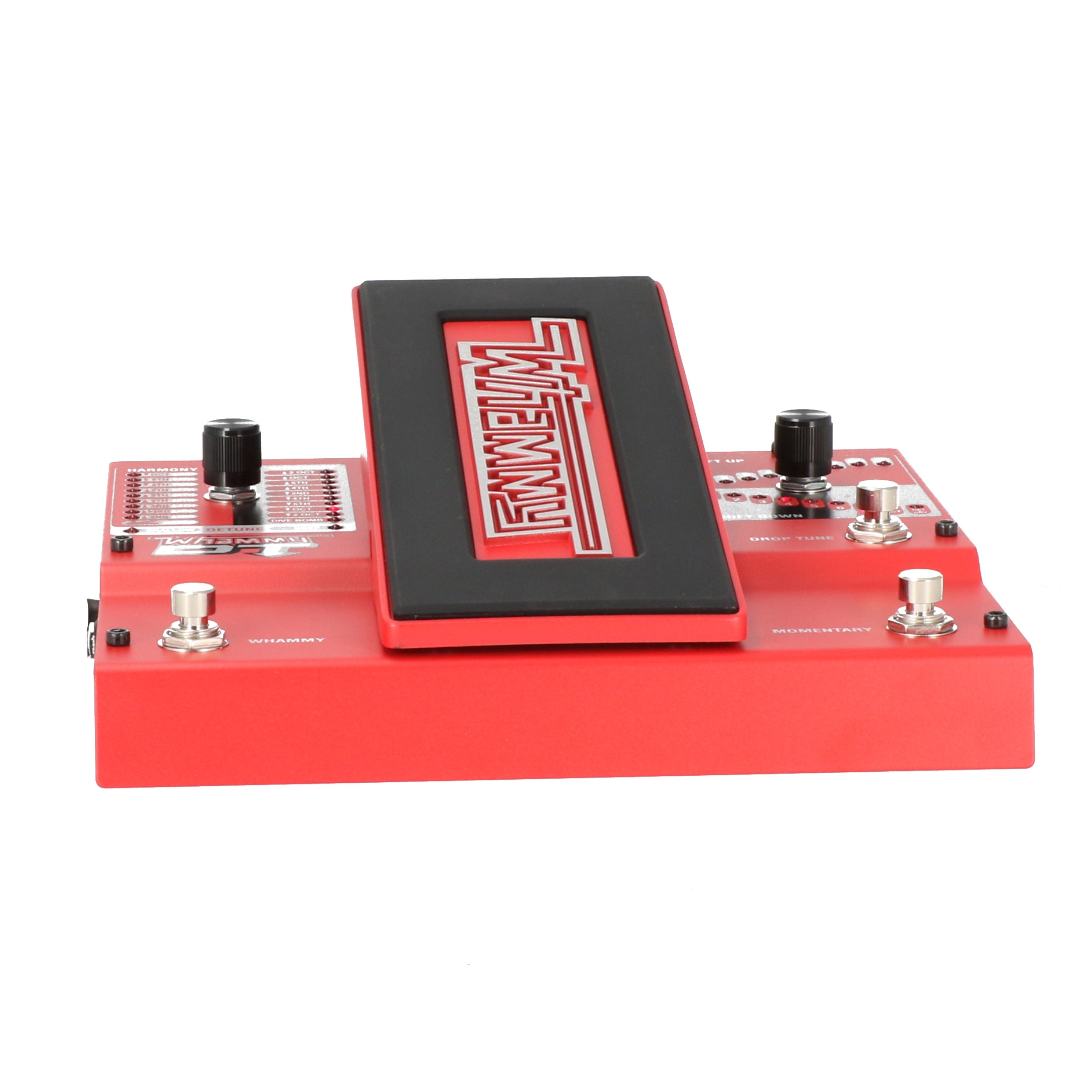 Czerwony pedał gitarowy Digitech Whammy DT z czarnym pedałem, dwoma pokrętłami i srebrnymi przełącznikami.