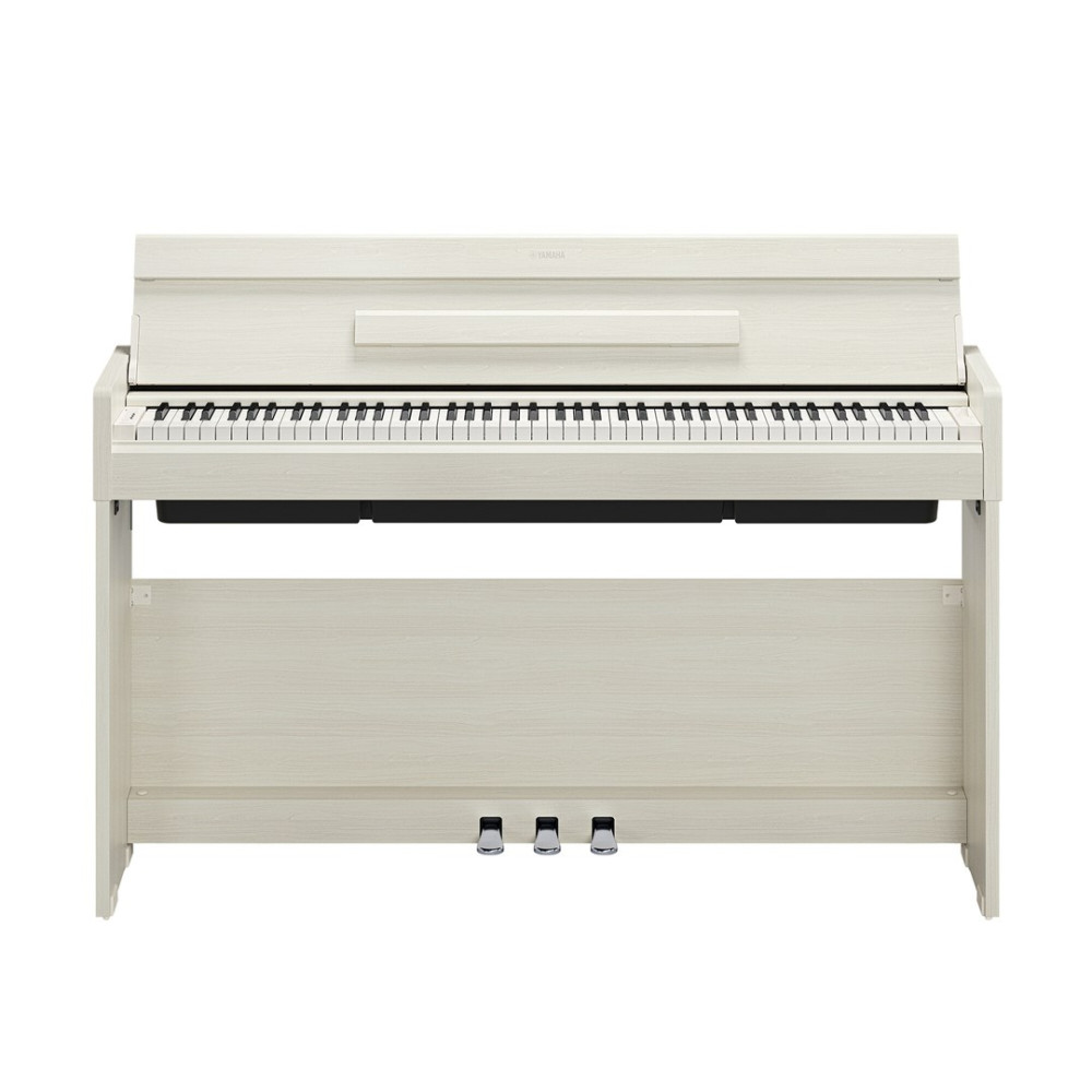 Białe pianino cyfrowe Yamaha z trzema pedałami na białym tle.