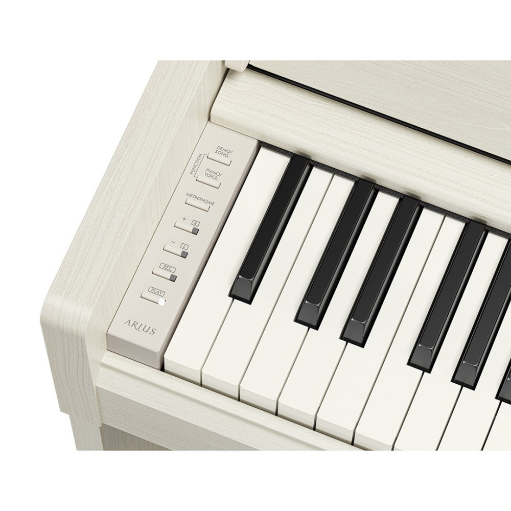 Zbliżenie białej klawiatury cyfrowego pianina Arius z przyciskami funkcji po lewej stronie.