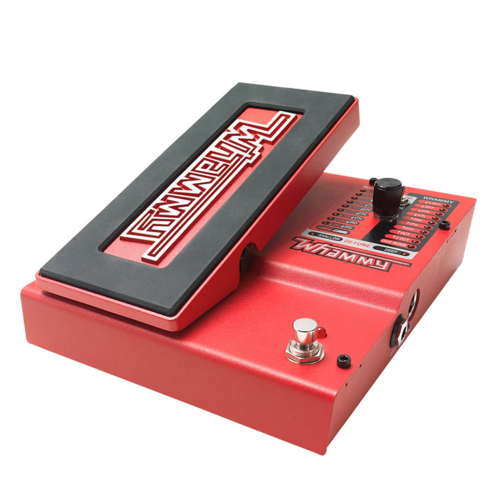 Czerwony pedał gitarowy Whammy z czarnym bieżnikiem, pokrętłem i przełącznikiem nożnym na białym tle.