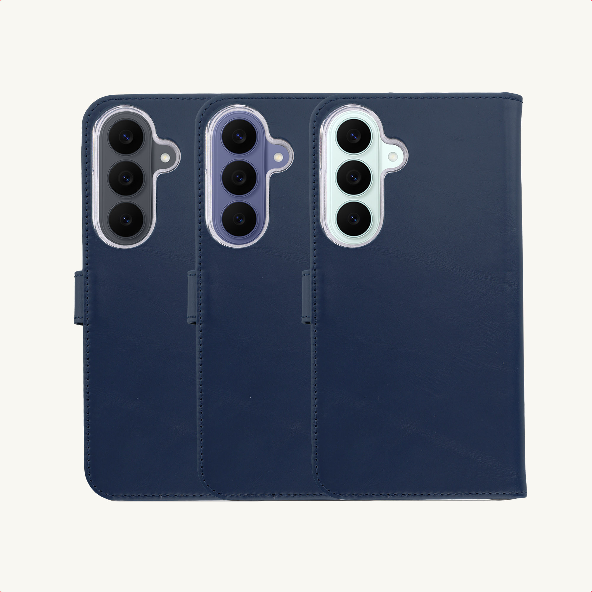Drie blauwe telefoonhoesjes met verticale drievoudige camera's op wit.