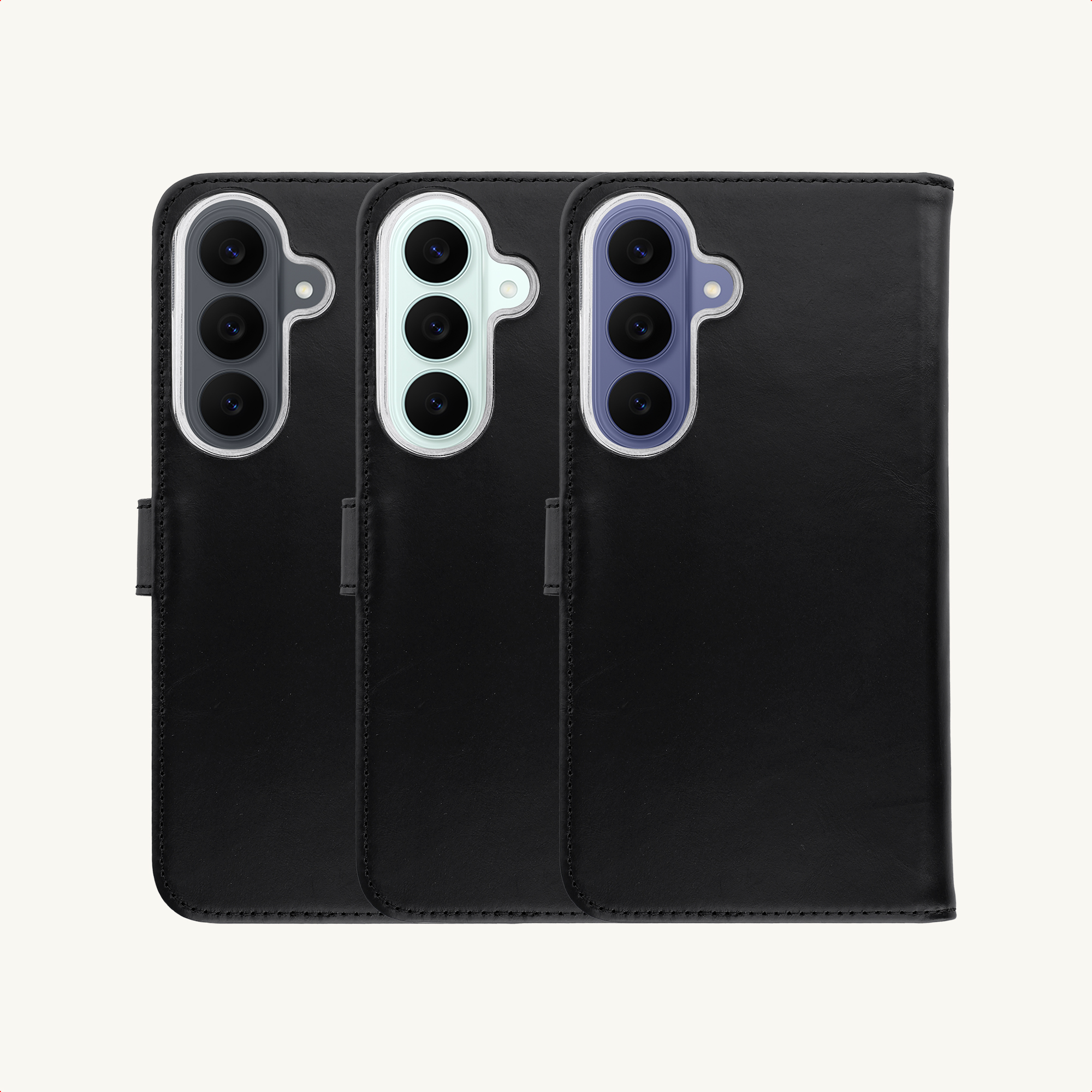 Drie zwarte leren telefoonhoesjes met camera-uitsparing op een lichte achtergrond.