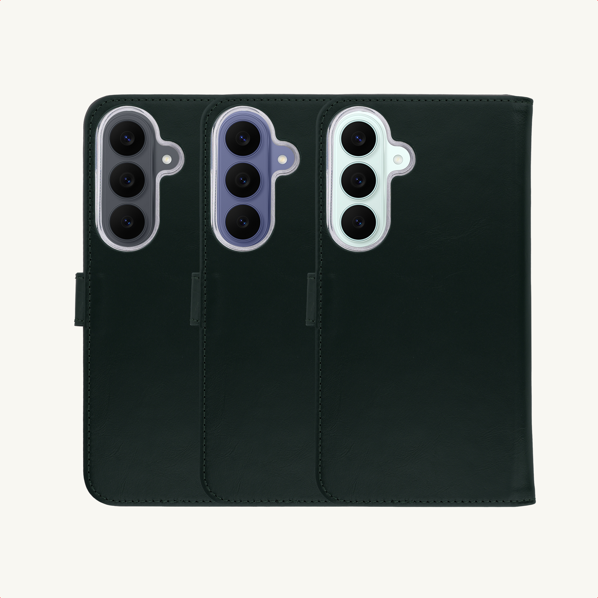 Drie zwarte lederen telefoonhoesjes met verticale driedubbele camera op lichte achtergrond.