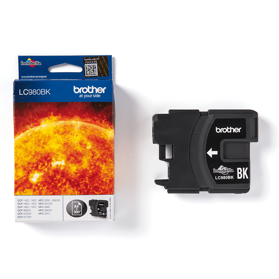Cartucho de tinta Brother LC980BK junto a su caja azul y naranja sobre blanco.
