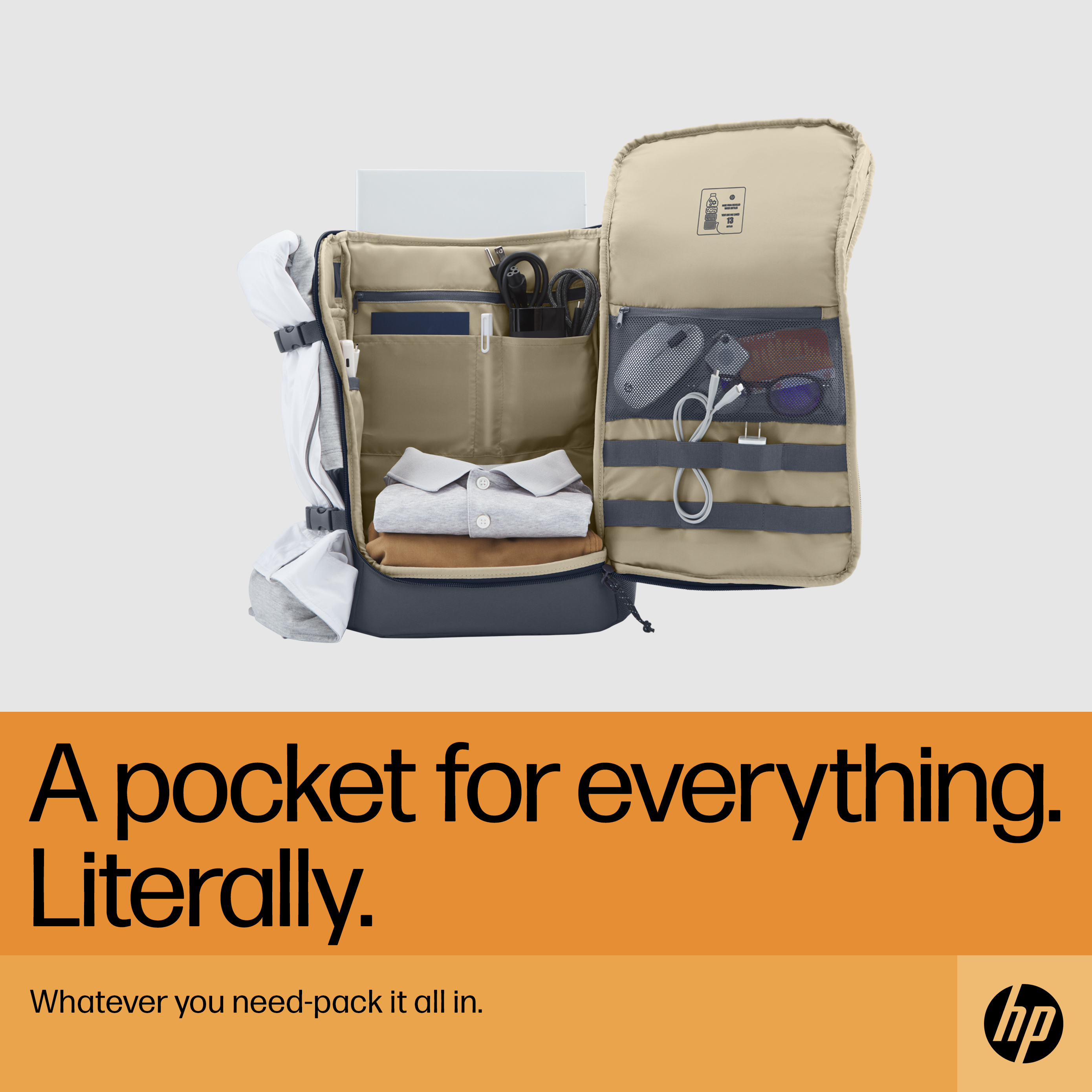 Una mochila abierta y bien organizada con compartimentos para ropa, portátil, cables y accesorios sobre fondo claro.