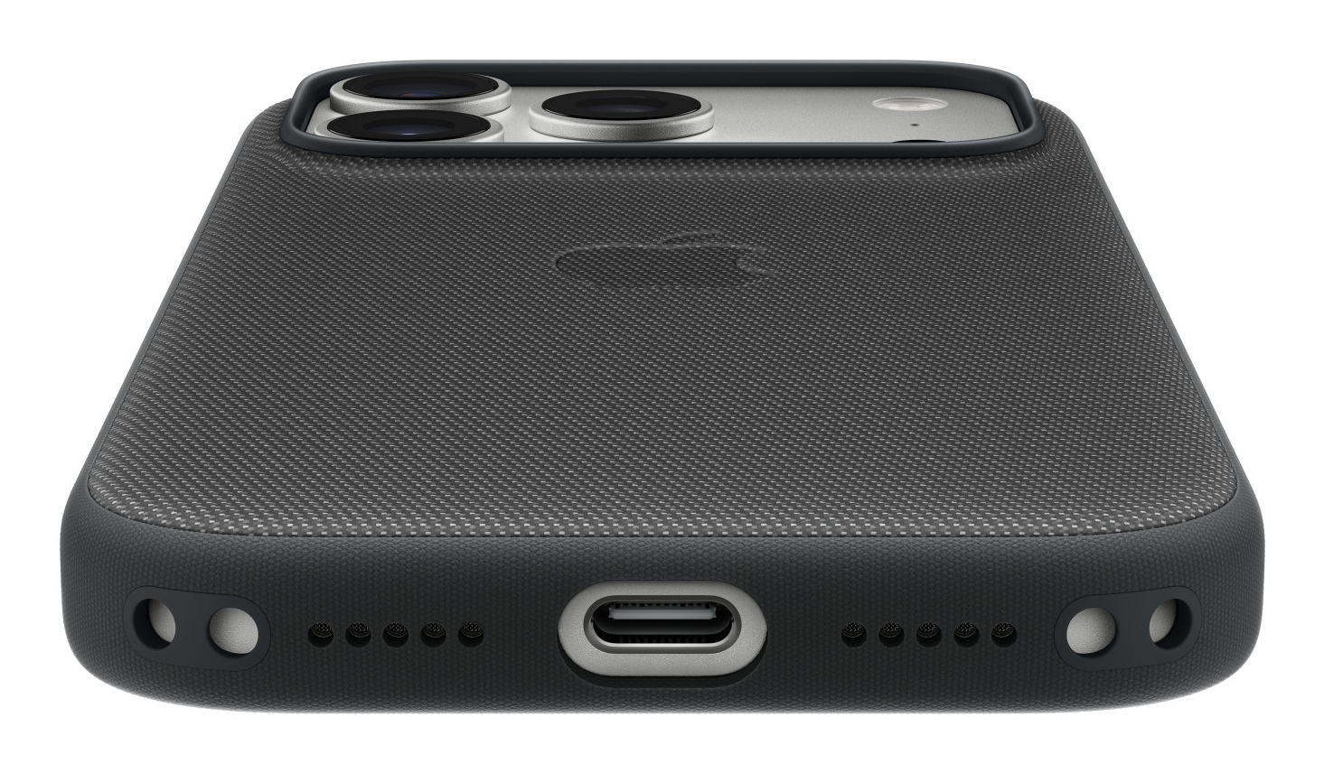 Primo piano di una custodia per smartphone grigio scuro con porta USB-C inferiore, griglie per altoparlanti e fotocamere.