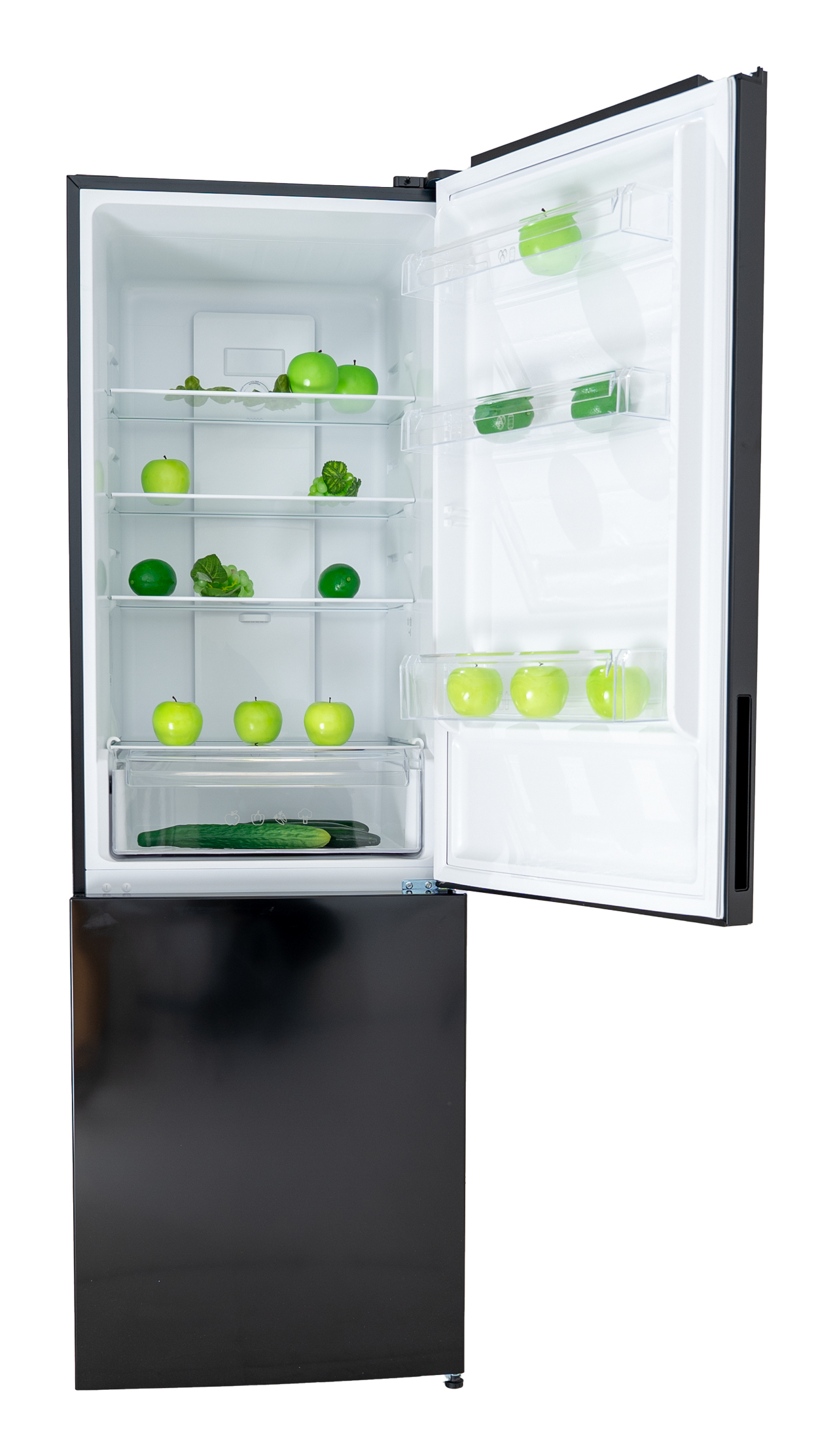 Een open zwart-witte koelkast is gevuld met groene appels en komkommers.