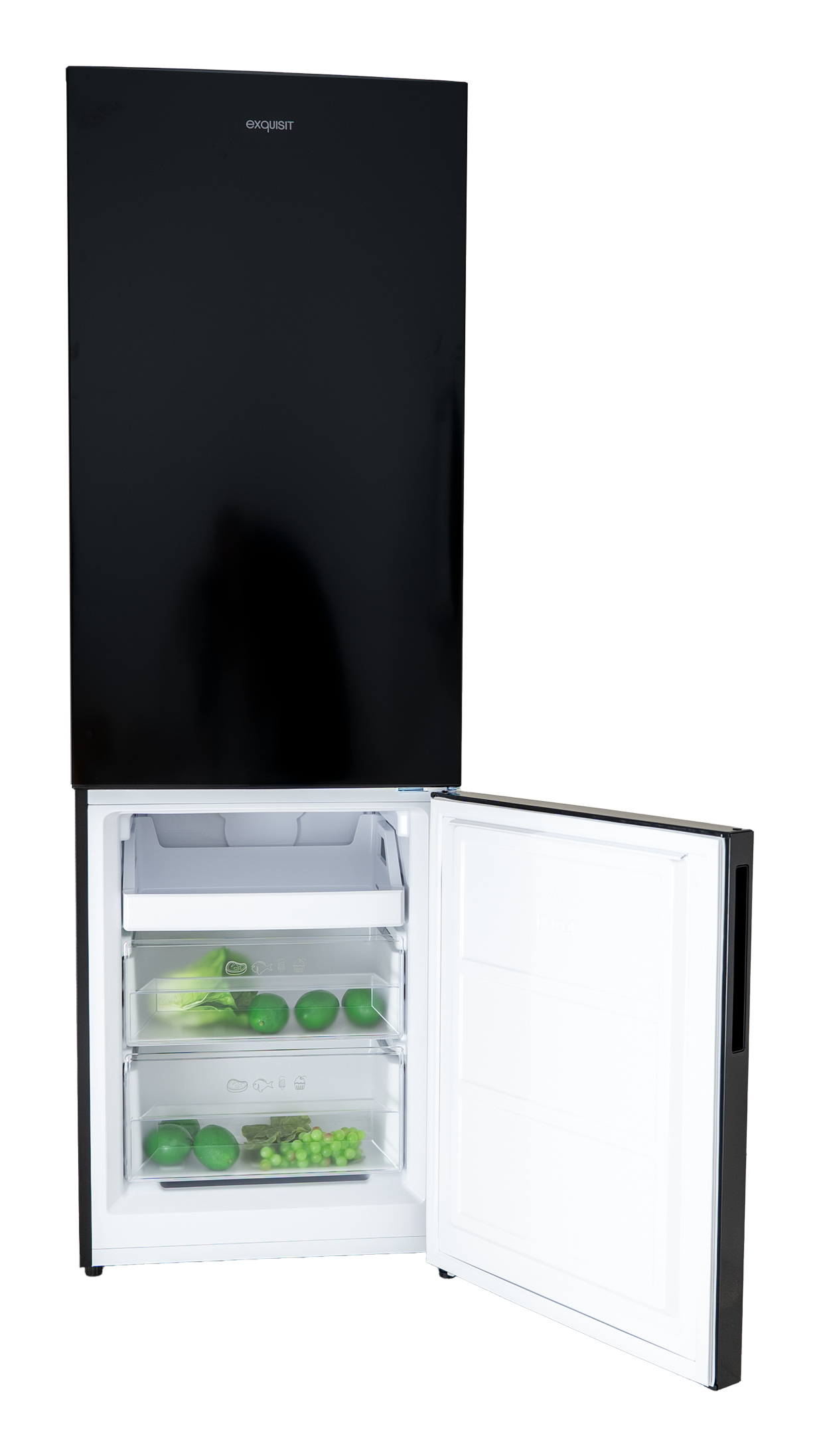 Een zwarte Exquisit-koelkast met open onderdeur, gevuld met groene groenten en fruit in doorzichtige laden.