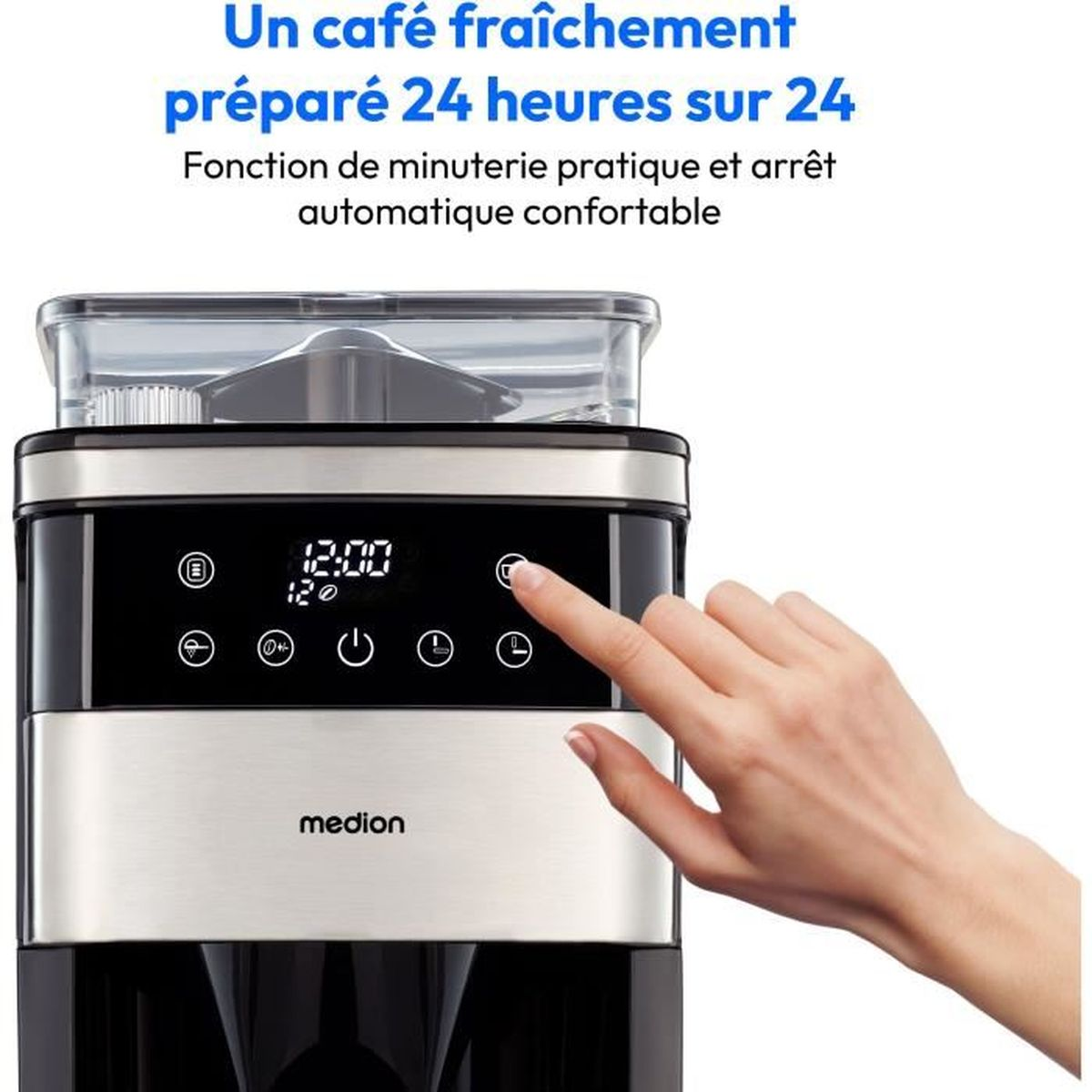 Eine Hand bedient das digitale Touch-Bedienfeld einer modernen Medion-Kaffeemaschine mit Zeitanzeige.