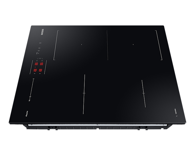 Un piano cottura a induzione nero Samsung con quattro zone di cottura e display digitale rosso su fondo bianco.