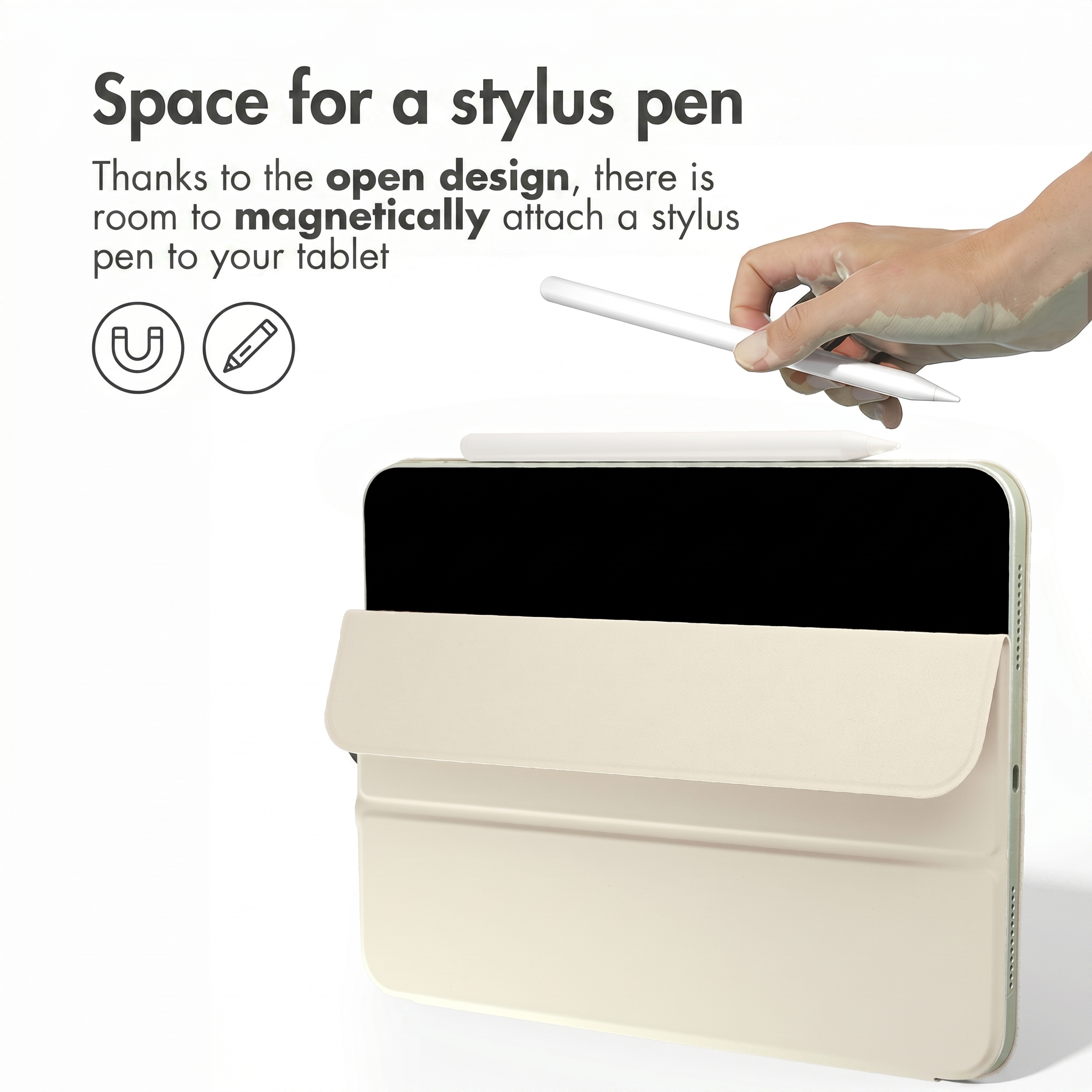 Une main fixe magnétiquement un stylet blanc sur une tablette avec étui beige.
