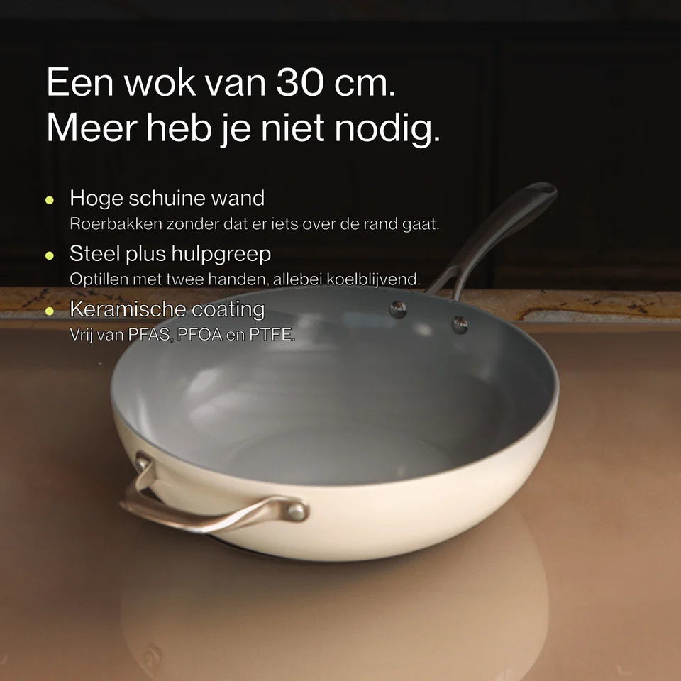 A beige 30 cm wok pan with ceramic coating and two handles is displayed with promotional text in Dutch.