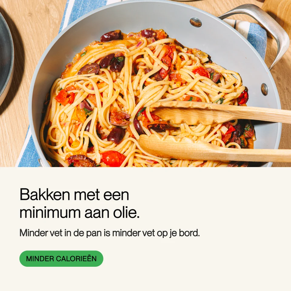Spaghetti with olives in a pan with Dutch text below.