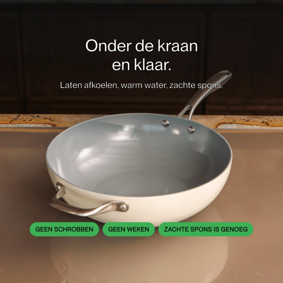 A cream-colored pan with a gray interior coating and text in Dutch.