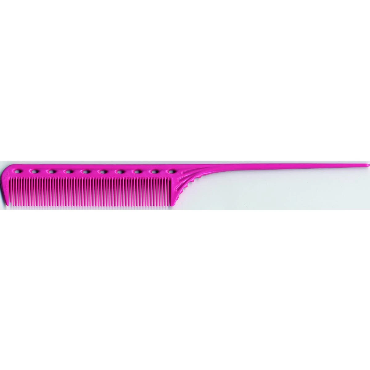 Un pettine per capelli rosa vivo con manico lungo e piccoli fori lungo il bordo superiore, isolato su sfondo bianco.