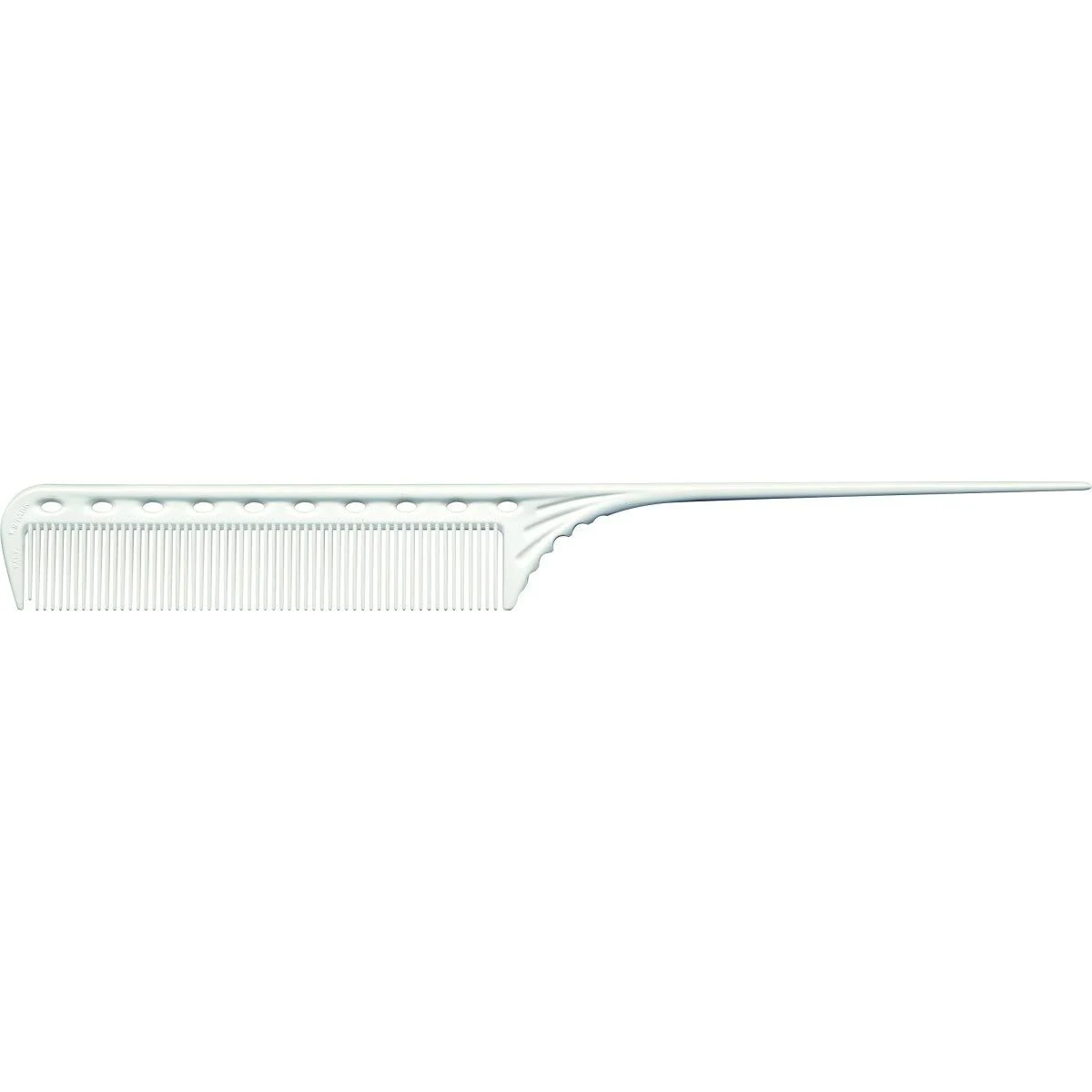 Un pettine per parrucchieri bianco con denti fini e manico lungo su sfondo bianco.