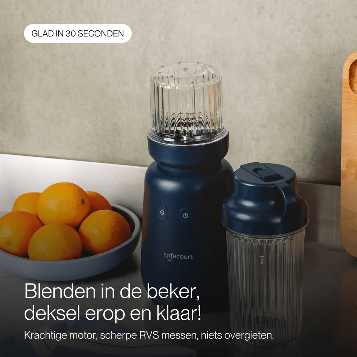 Mixeur bleu avec tasse et bol d'oranges sur le comptoir.