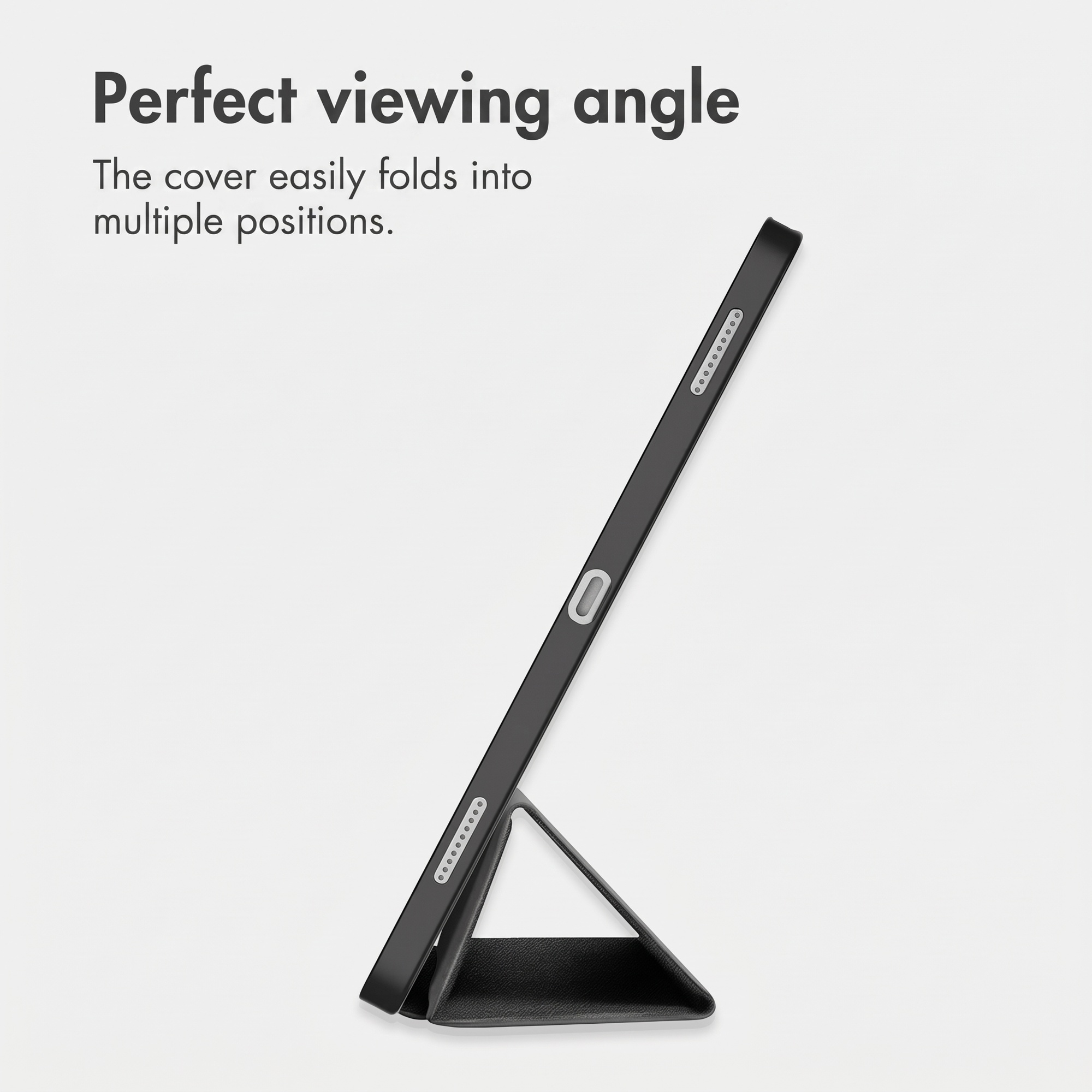 Een tablet in een zwarte beschermhoes die dient als driehoekige standaard op een witte achtergrond.
