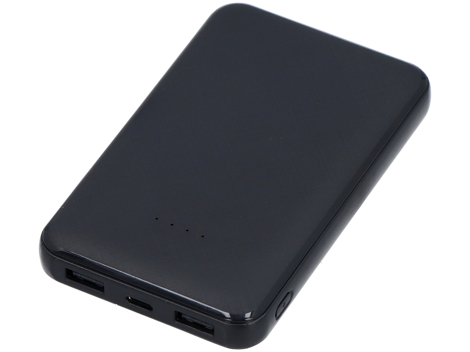 Czarny powerbank z zaokrąglonymi rogami i portami z przodu leży na białym tle.
