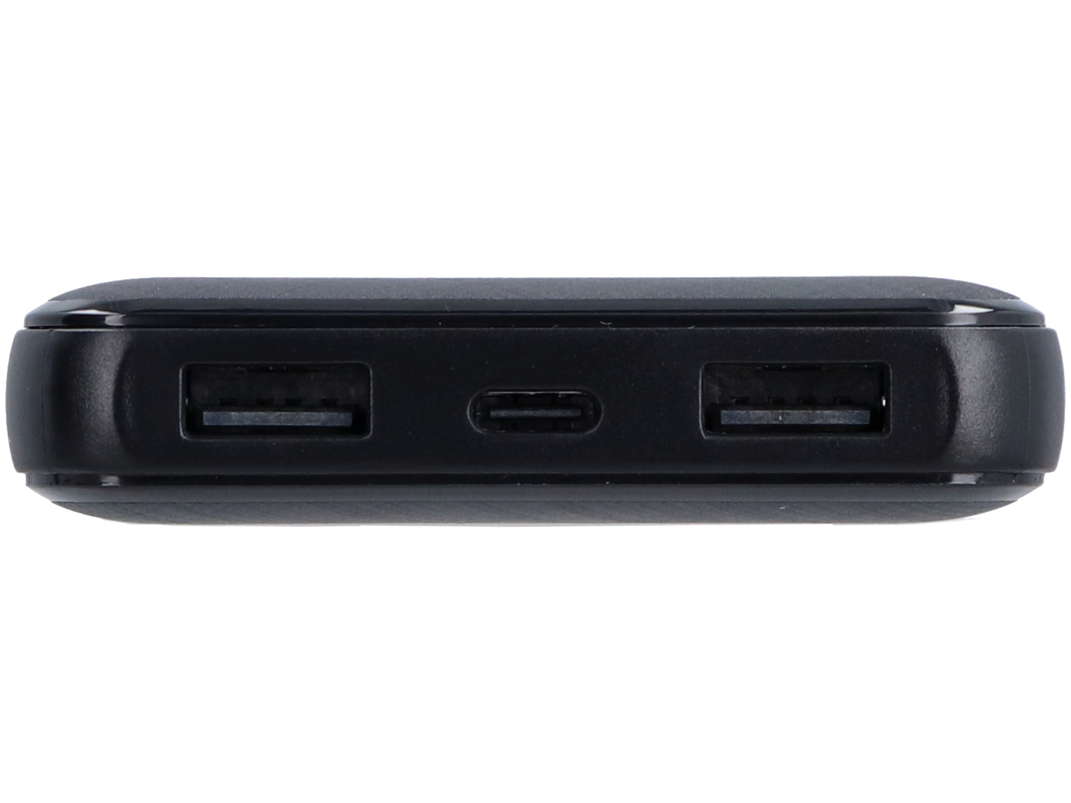 Czarny powerbank z dwoma portami USB-A i jednym portem USB-C pośrodku.