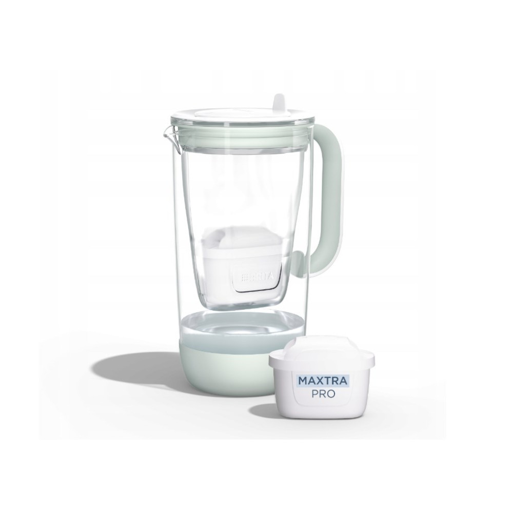 Ein klarer Wasserfilterkrug mit hellgrünem Boden und Griff, daneben eine separate Maxtra Pro Filterkartusche.