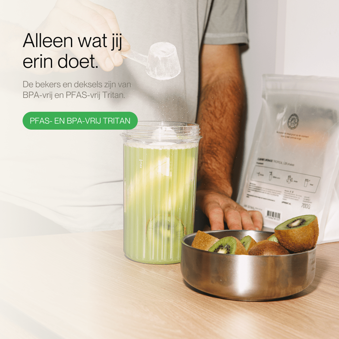 Une personne verse de la poudre blanche dans un shaker vert avec des tranches de kiwi.