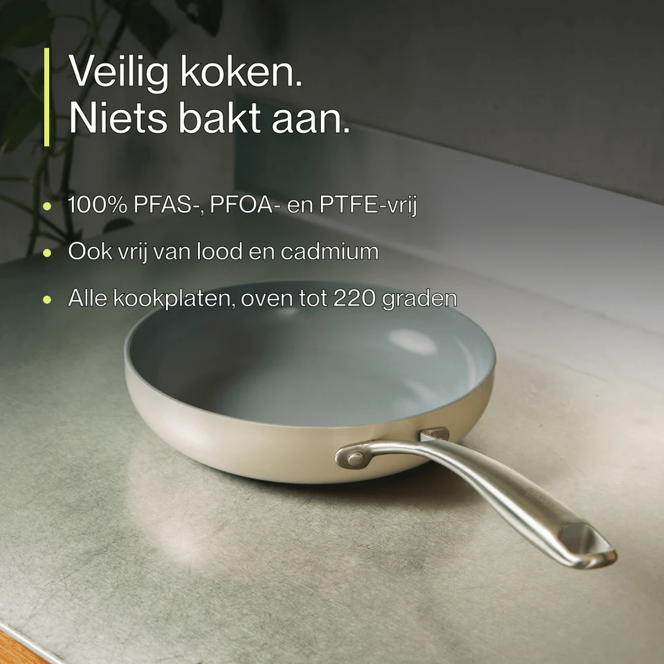 Beige frying pan with silver handle on a metal surface, surrounded by Dutch promotional text.