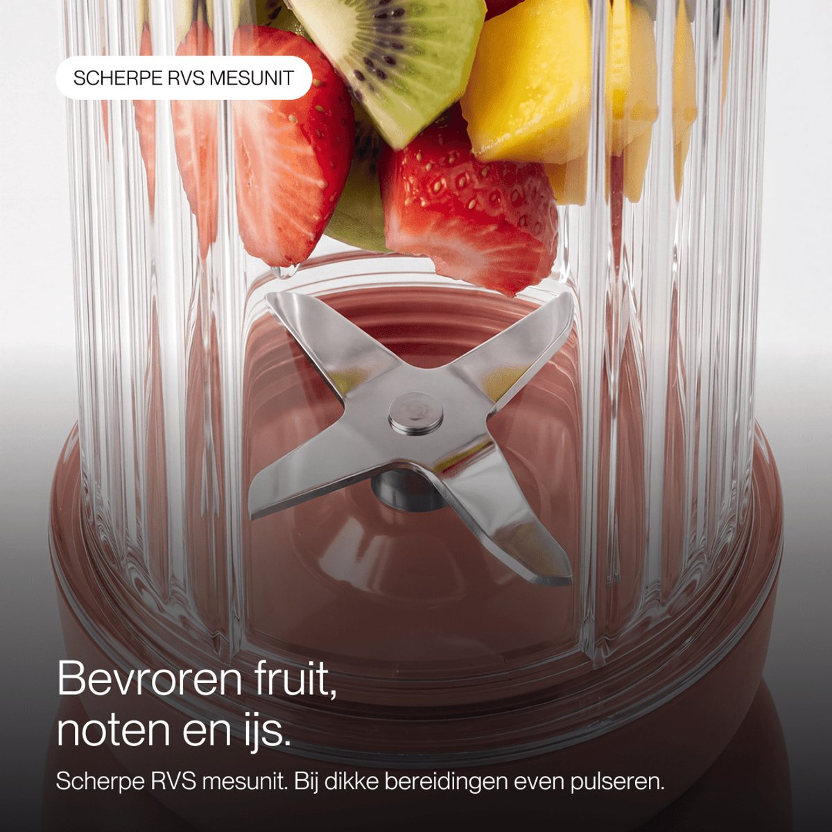 Un blender avec fraises, kiwi et bananes. Lames en inox et texte.