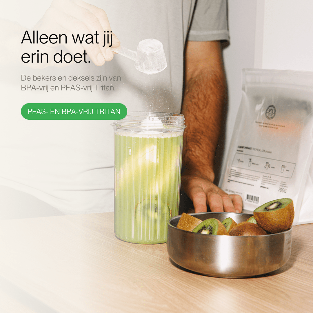 Une personne versant de la poudre blanche dans un shaker vert à côté de kiwis tranchés.