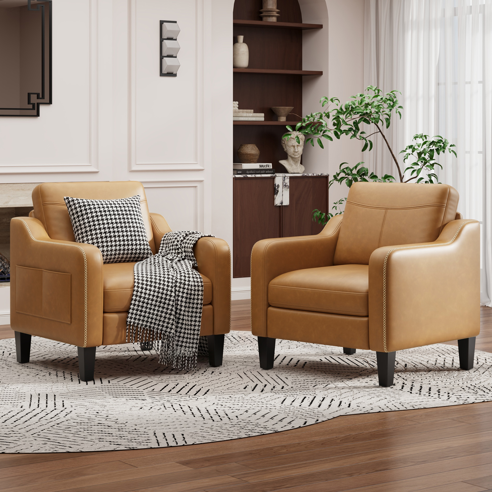 Due poltrone marrone chiaro con cuscino e coperta su tappeto a motivi geometrici.