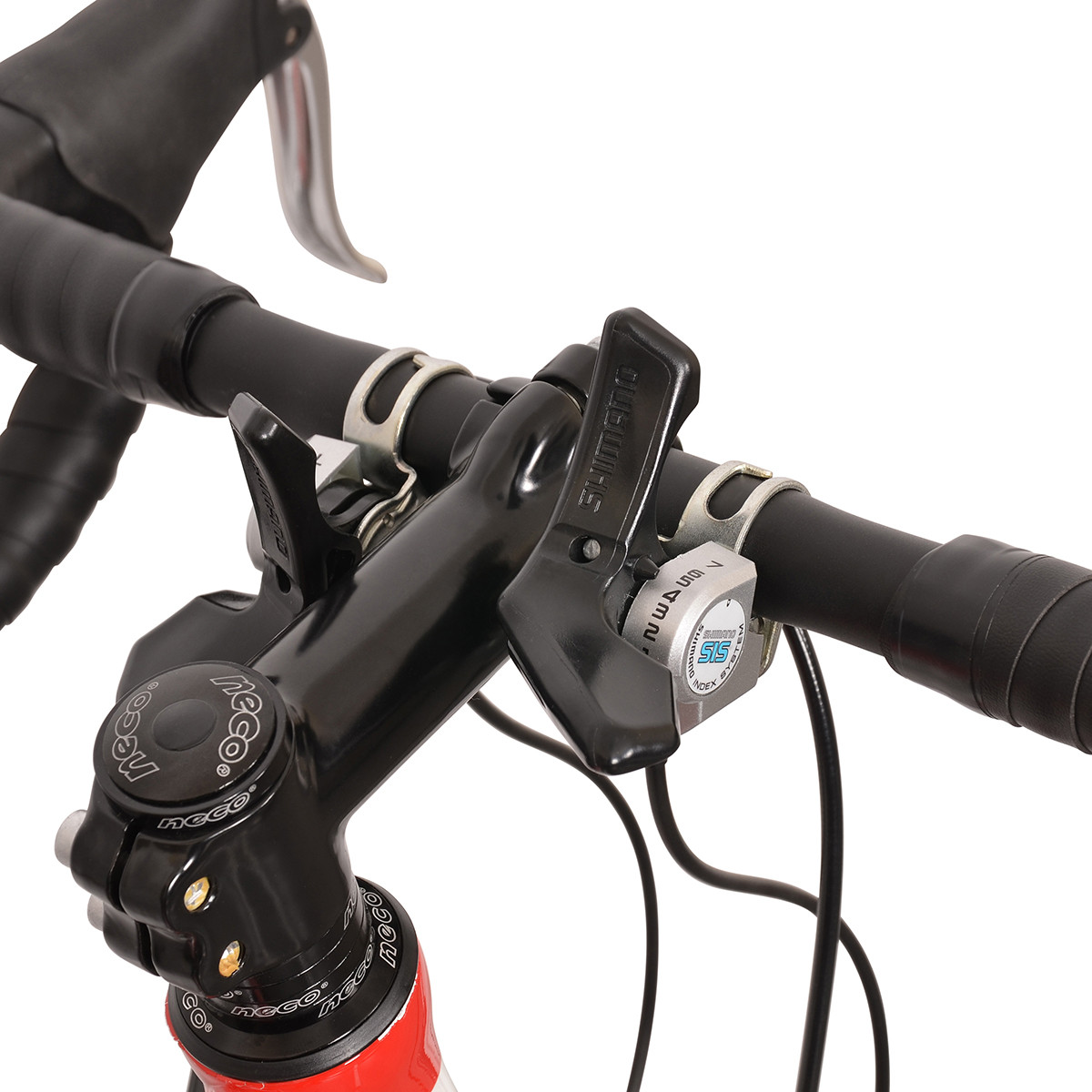 Zbliżenie czarnej kierownicy roweru szosowego z manetkami Shimano i wspornikiem Neco na białym tle.