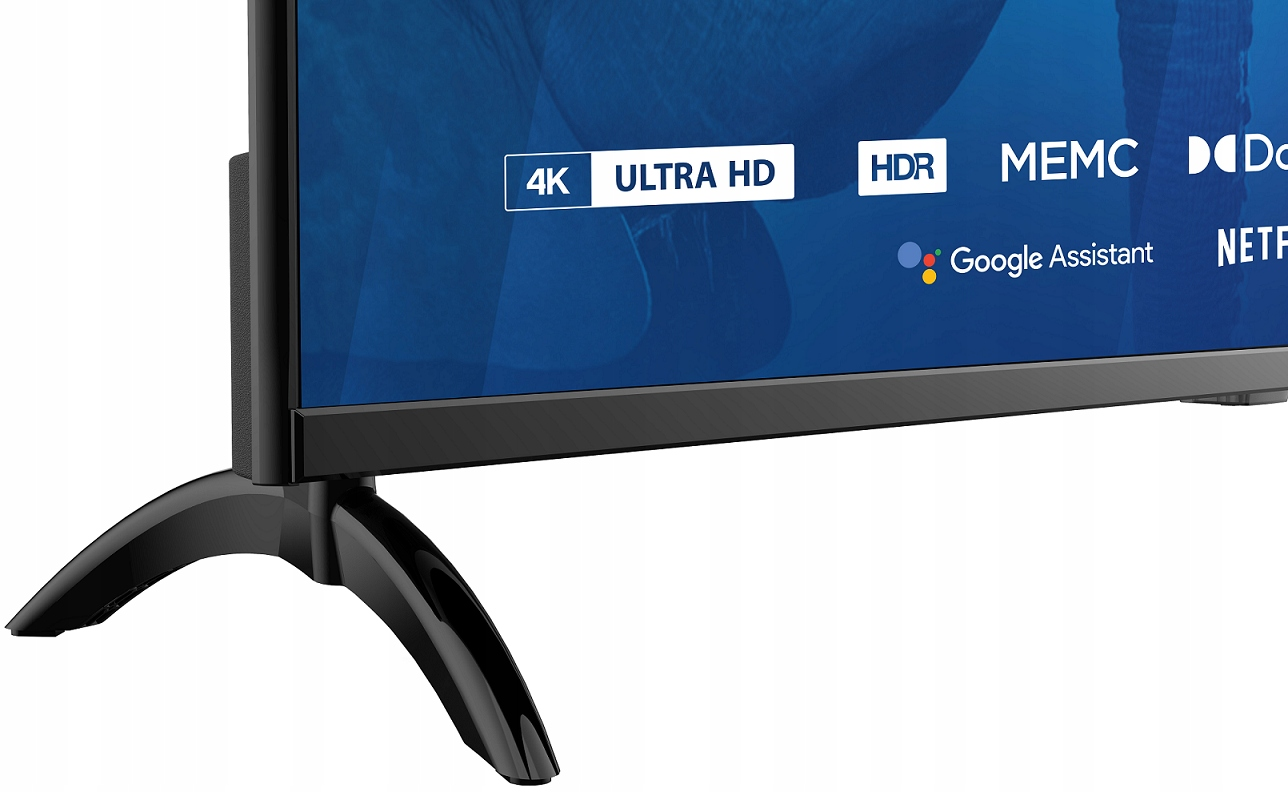 Zbliżenie rogu telewizora z czarną ramką, zakrzywioną podstawą i niebieskim ekranem z logo 4K Ultra HD i HDR.