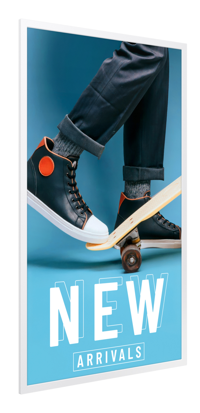 Un cartel muestra pies con zapatillas oscuras en un monopatín sobre fondo azul con el texto NEW ARRIVALS.