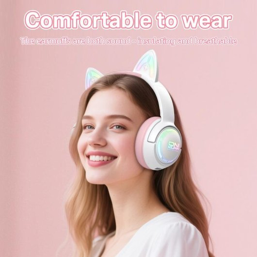 Una giovane donna sorridente indossa cuffie da gioco bianche con orecchie di gatto e luci colorate su sfondo rosa.