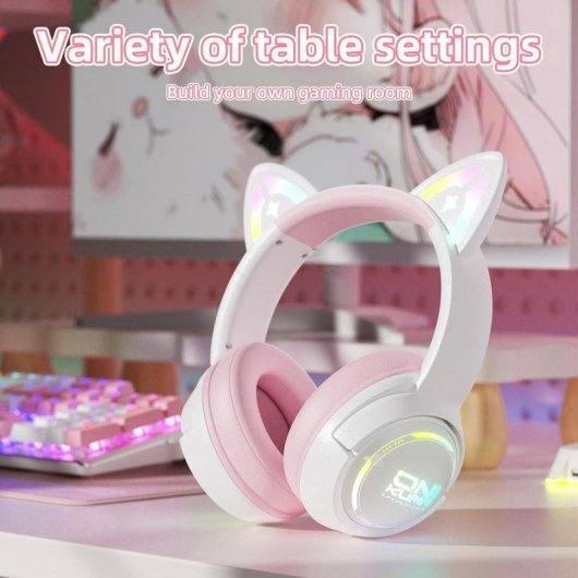 Cuffie rosa e bianche con orecchie da gatto illuminate su una scrivania da gioco.