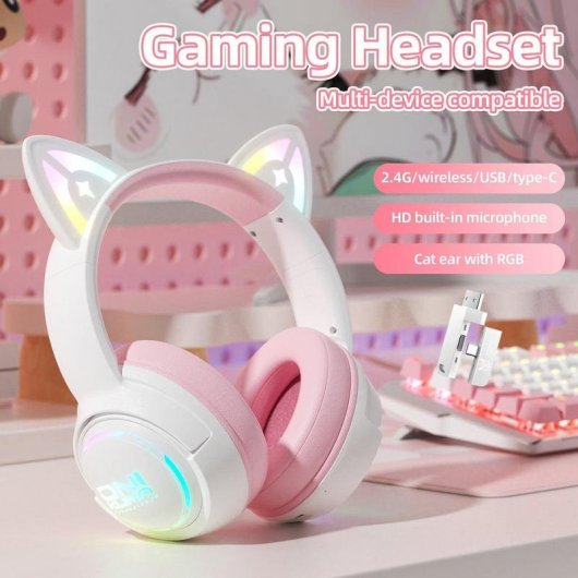 Cuffie da gaming rosa e bianche con orecchie di gatto, luci RGB e adattatore USB su sfondo rosa.