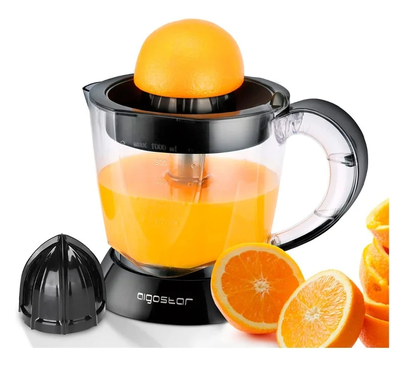 Eine schwarze elektrische Saftpresse gefüllt mit frischem Orangensaft, umgeben von aufgeschnittenen Orangen.