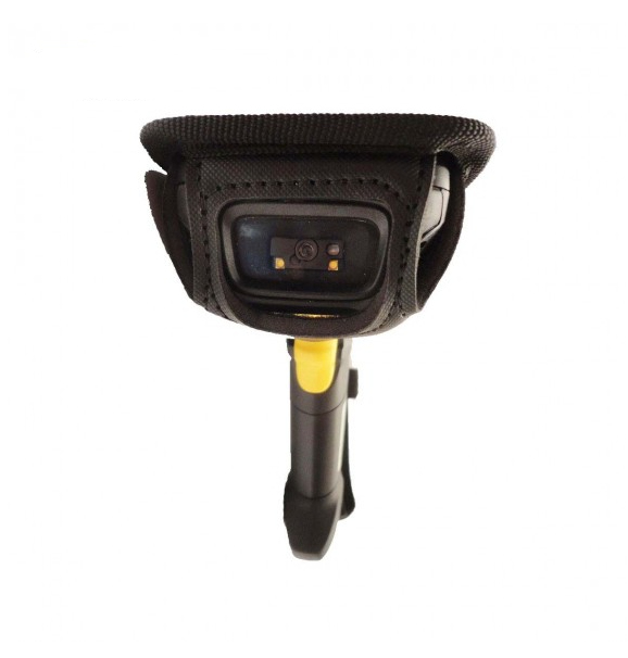 Un escáner de códigos de barras negro con funda protectora negra y gatillo amarillo sobre fondo blanco.