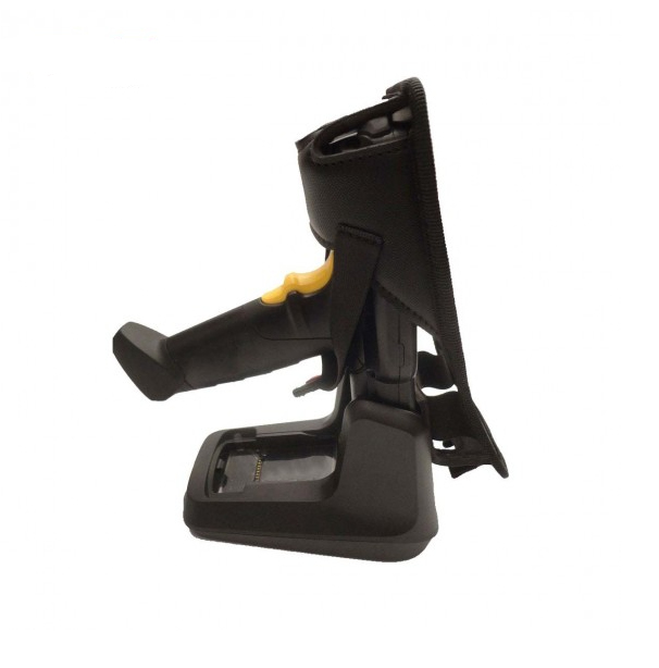 Un escáner de códigos de barras negro con gatillo amarillo se encuentra en una base de carga con funda.