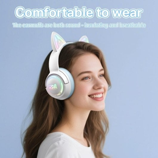 Una donna sorridente indossa cuffie bianche a forma di orecchie di gatto con luci su sfondo blu.