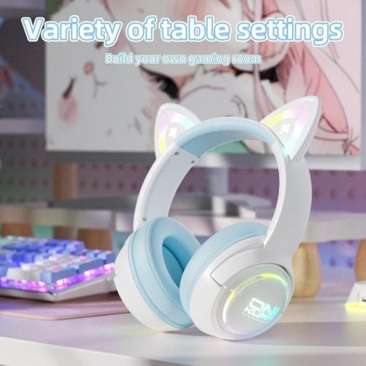 Cuffie da gaming bianche e blu con orecchie da gatto e illuminazione RGB su una scrivania.