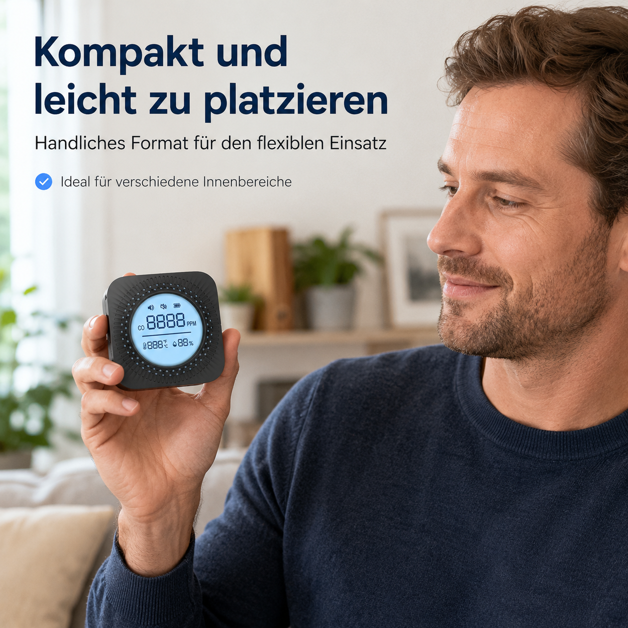 Ein Mann hält einen kleinen schwarzen CO2-Messwertmesser in der Hand, mit Text im Hintergrund.