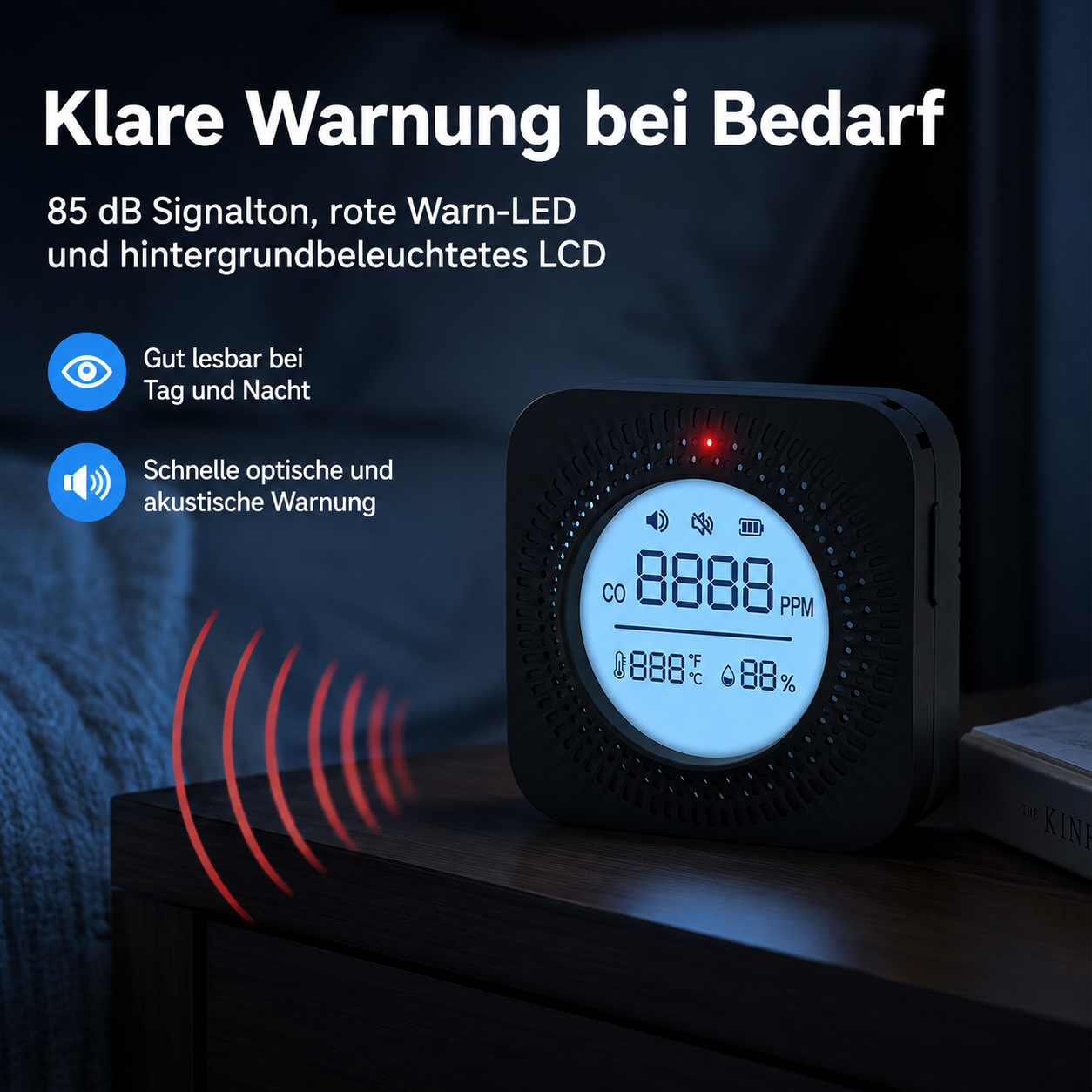 Ein schwarzer CO-Melder mit blauem LCD-Display und roter Warnleuchte steht auf einem Nachttisch.