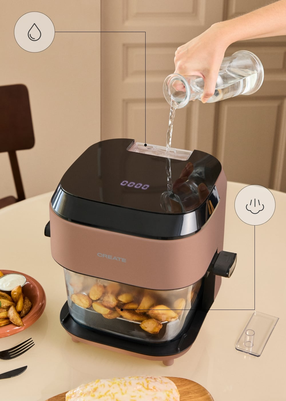 Mano vertiendo agua en una freidora de aire rosa con patatas cocinándose, con iconos explicativos.