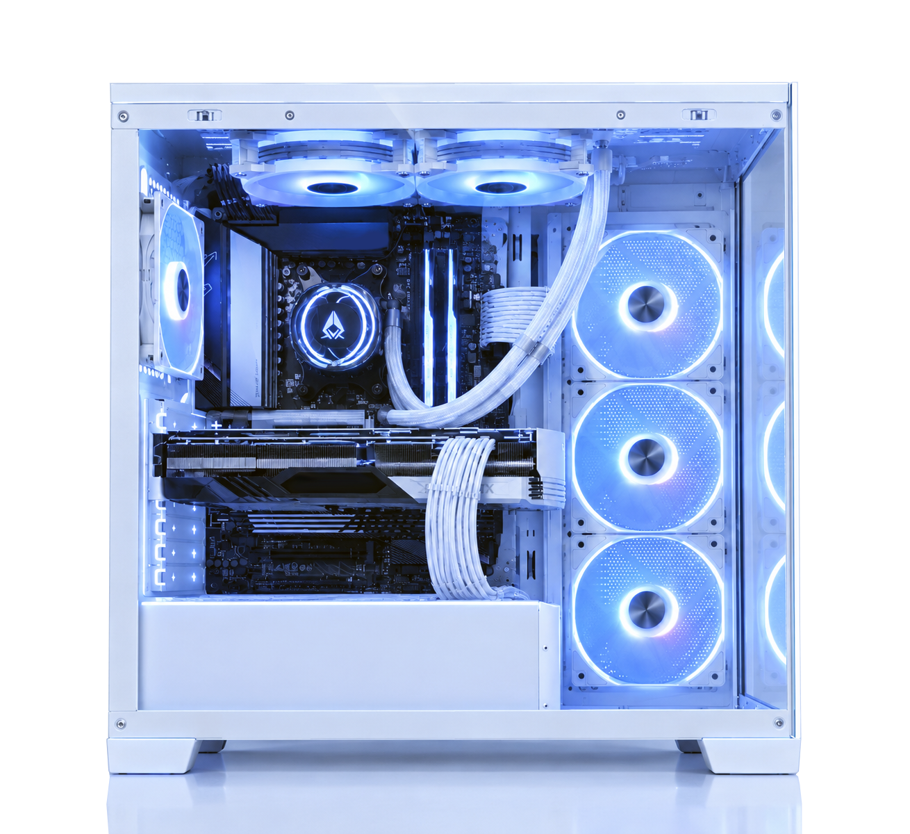 Ein weißer PC-Turm mit leuchtend blauen Lüftern, flüssiggekühltem CPU und sichtbaren internen Komponenten auf weißem Hintergrund.