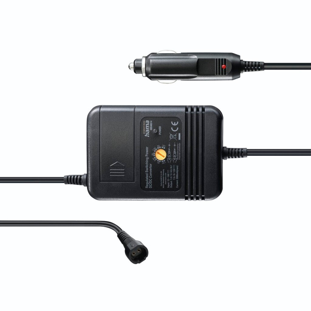 Schwarzes Kfz-Netzteil mit Zigarettenanzünder-Stecker, Spannungswahlschalter und zwei Kabeln auf weißem Hintergrund.