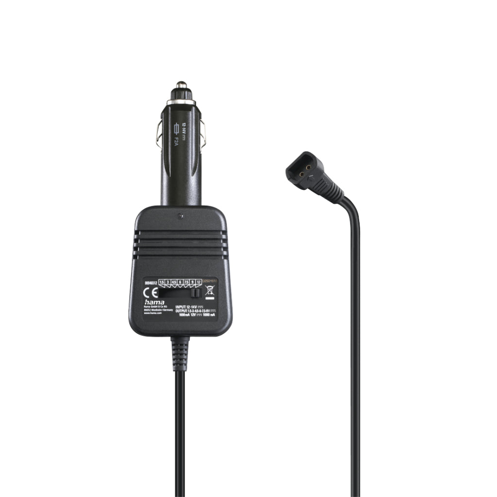 Schwarzes Kfz-Ladegerät mit Adapter und Kabel auf weißem Hintergrund.