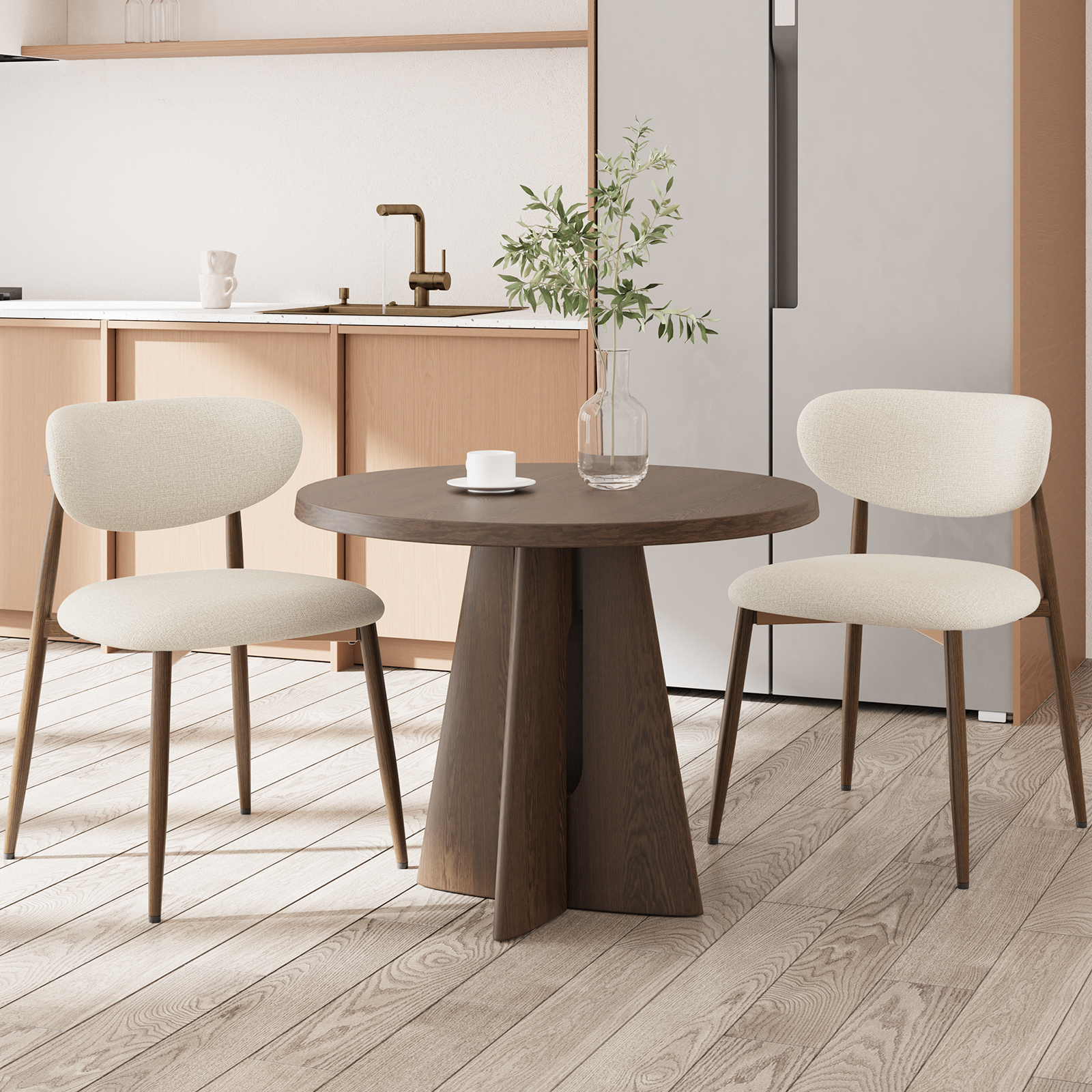 Un tavolo rotondo in legno con due sedie beige si trova in una cucina moderna con mobili in legno.